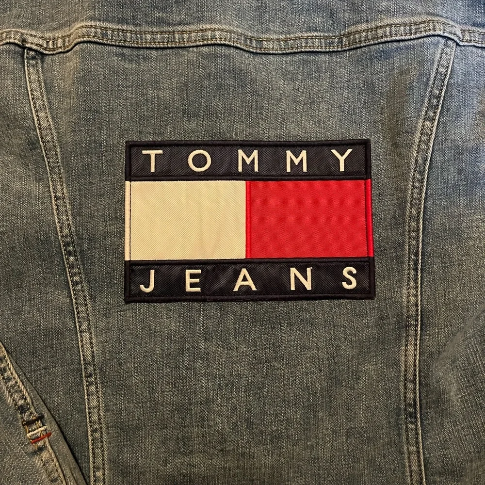 Tommy Hilfiger stylish light